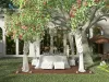 Zdjęcie na okładce pakietu modeli 3D w Homestyler, przedstawiającego scenę plenerową z basenem, leżakami i eleganckimi białymi siedzeniami.